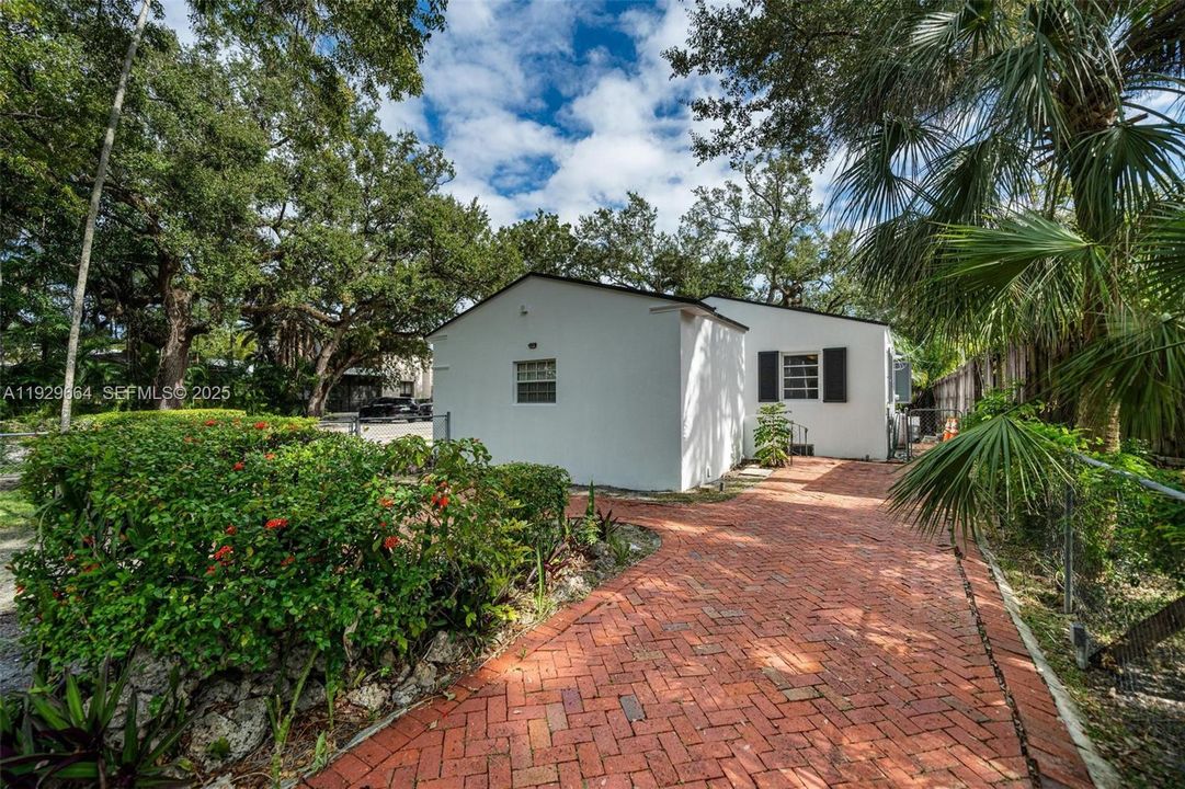 出租: $5,400 (2 贝兹, 1 浴室, 1031 平方英尺)