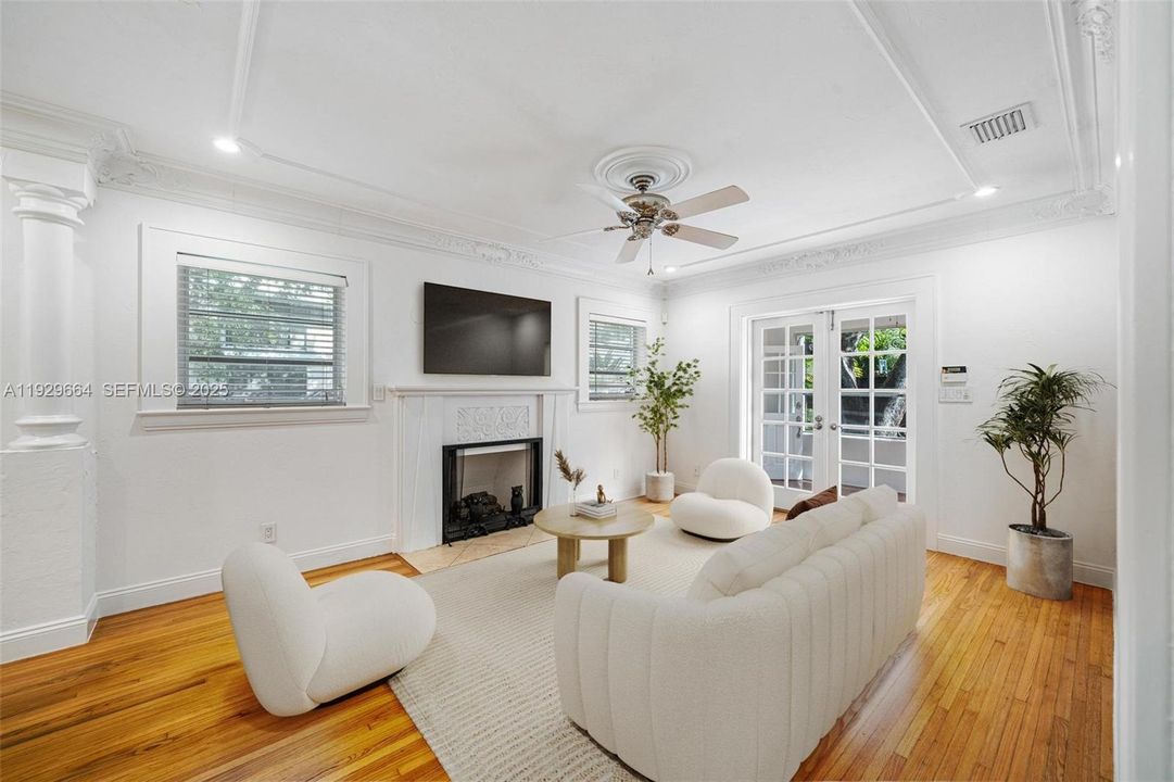 出租: $5,400 (2 贝兹, 1 浴室, 1031 平方英尺)