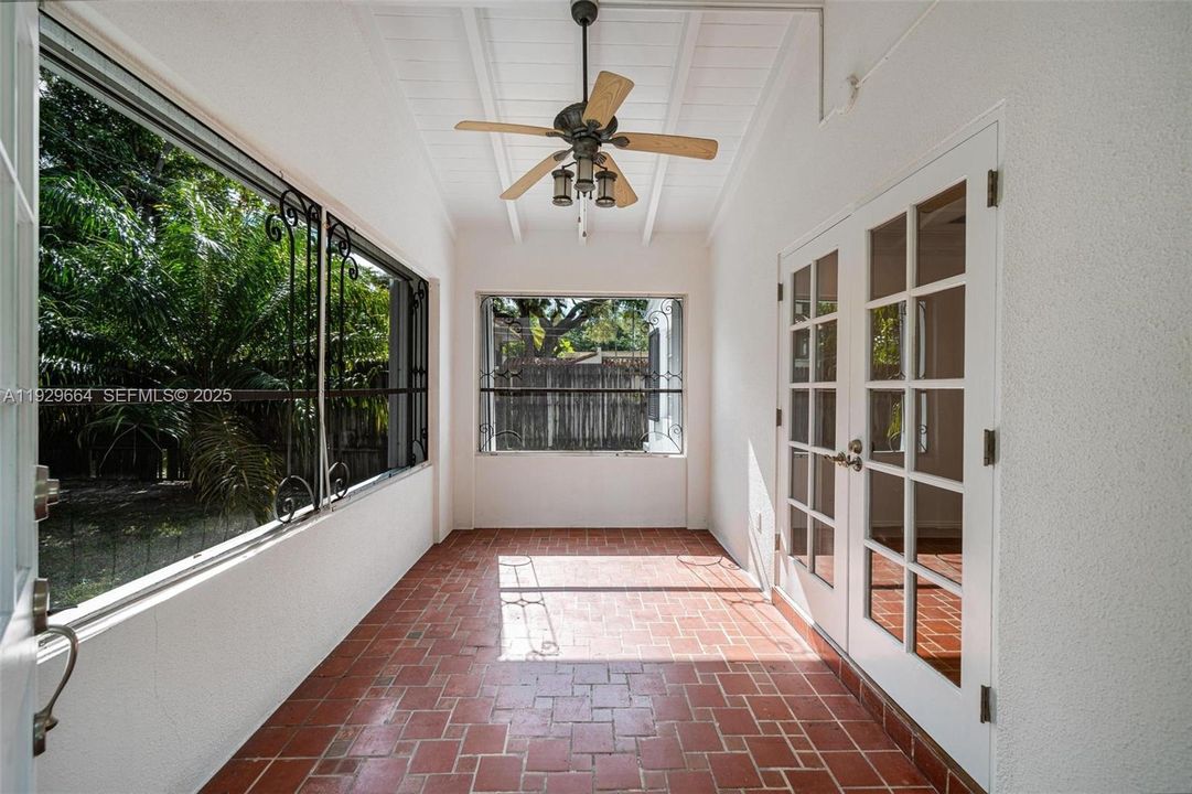 出租: $5,400 (2 贝兹, 1 浴室, 1031 平方英尺)