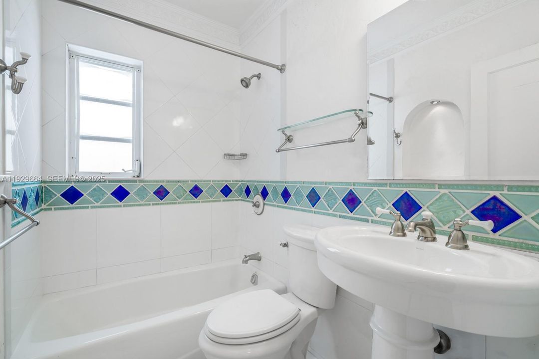 出租: $5,400 (2 贝兹, 1 浴室, 1031 平方英尺)