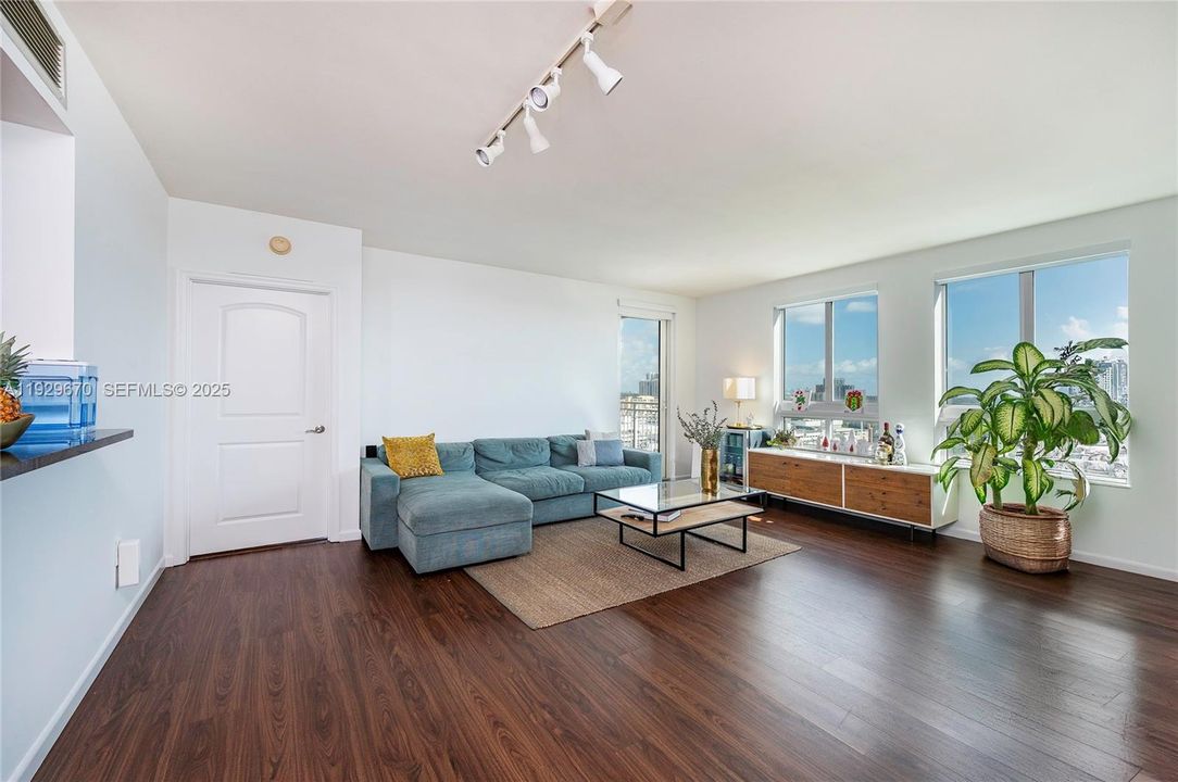 На продажу: $510,000 (2 спален, 2 ванн, 1155 Квадратных фут)