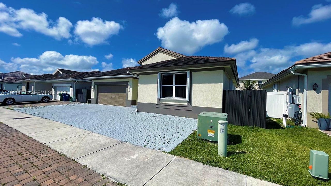 En Venta: $630,000 (4 camas, 3 baños, 1837 Pies cuadrados)