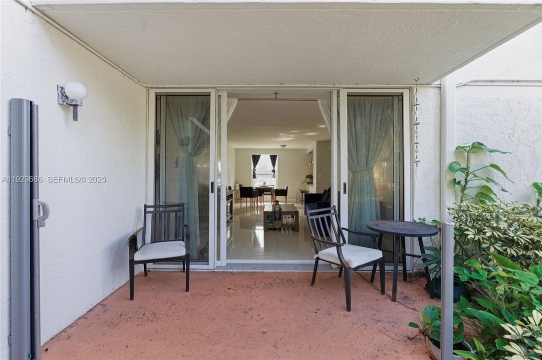 出租: $2,850 (2 贝兹, 1 浴室, 919 平方英尺)