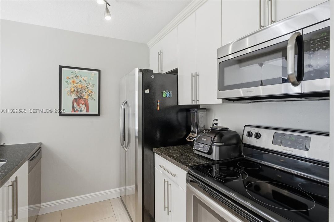 出租: $2,850 (2 贝兹, 1 浴室, 919 平方英尺)