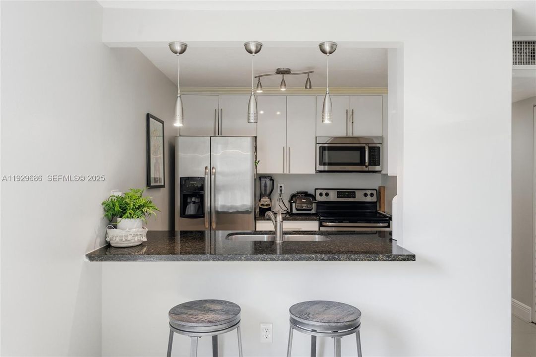 出租: $2,850 (2 贝兹, 1 浴室, 919 平方英尺)