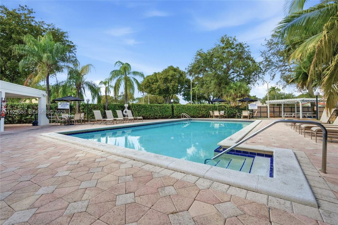 出租: $2,850 (2 贝兹, 1 浴室, 919 平方英尺)