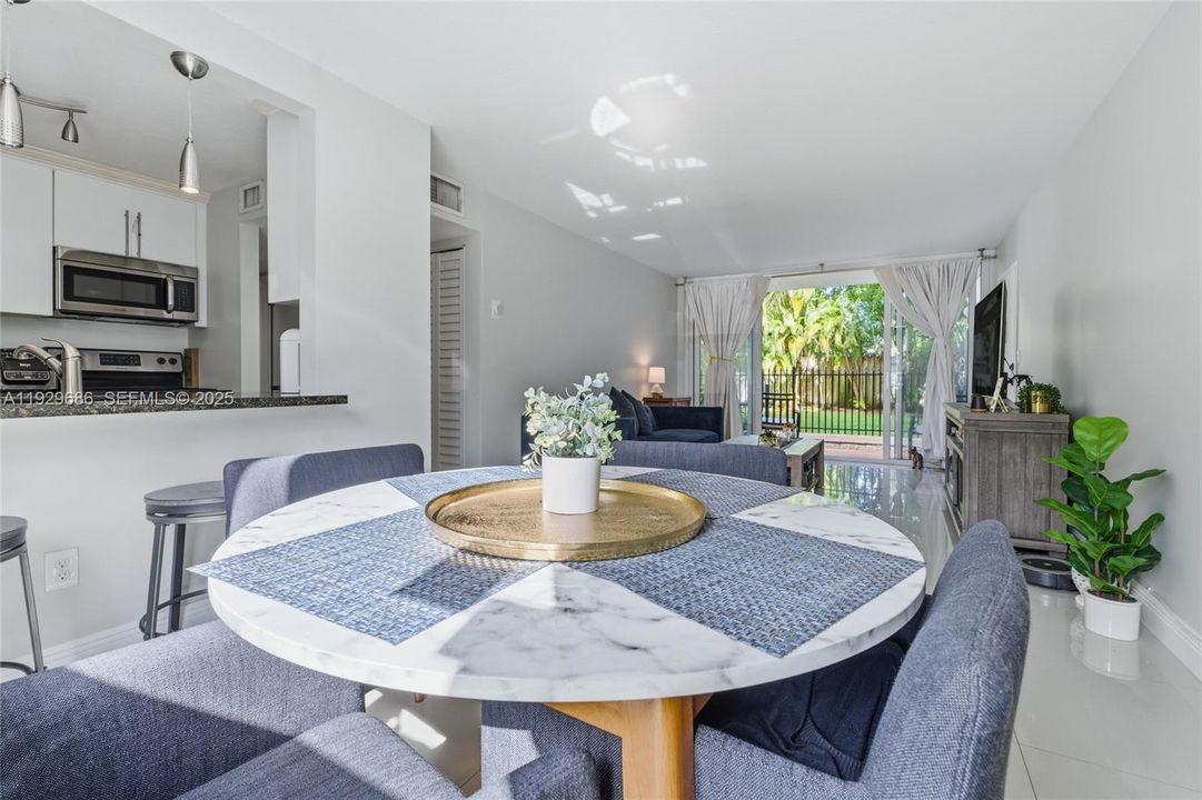 出租: $2,850 (2 贝兹, 1 浴室, 919 平方英尺)