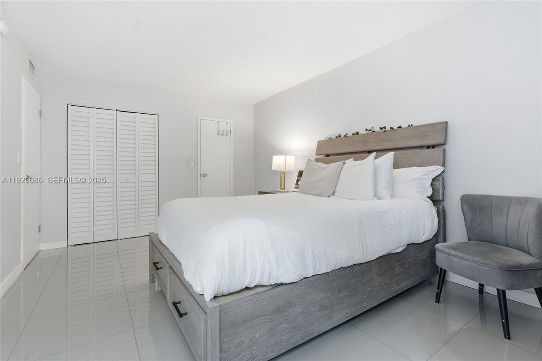 出租: $2,850 (2 贝兹, 1 浴室, 919 平方英尺)