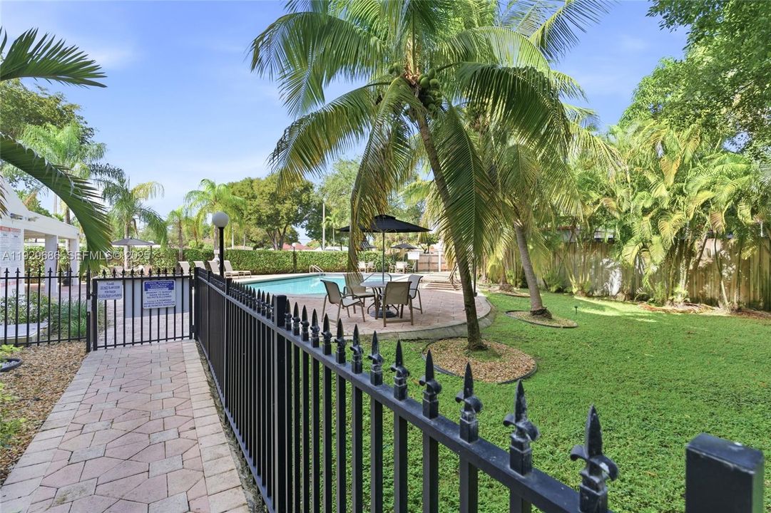 出租: $2,850 (2 贝兹, 1 浴室, 919 平方英尺)