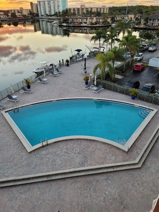 For Sale: $429,000 (2 beds, 2 baths, 1213 Square Feet)