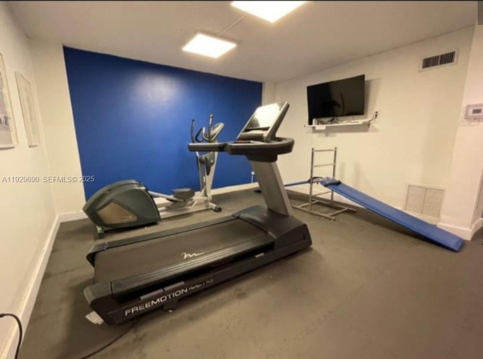 For Sale: $429,000 (2 beds, 2 baths, 1213 Square Feet)