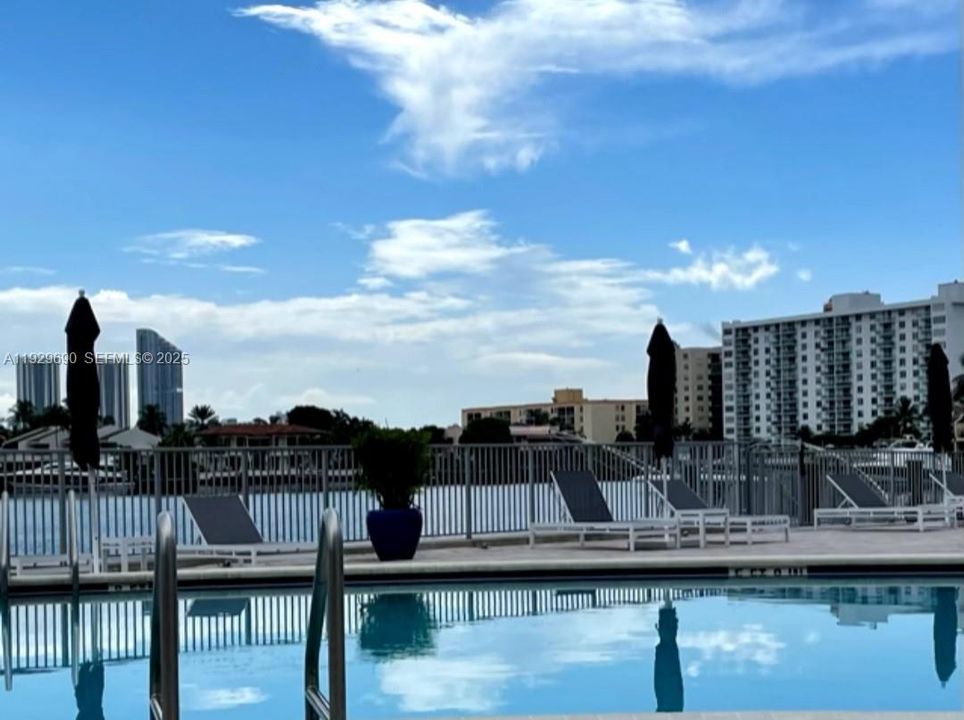 For Sale: $429,000 (2 beds, 2 baths, 1213 Square Feet)