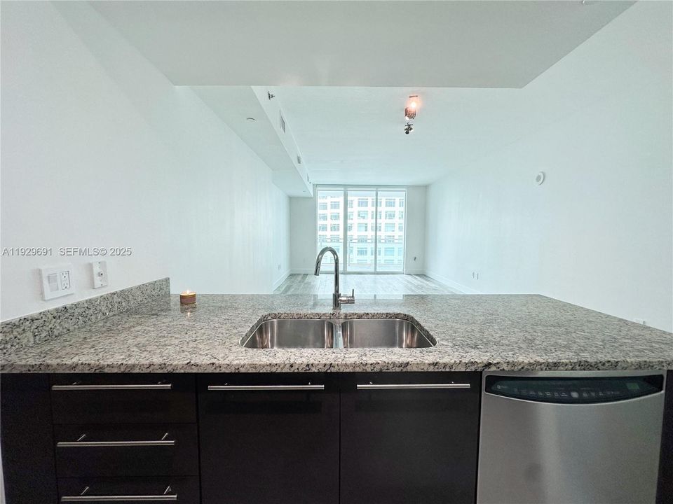 出租: $3,300 (1 贝兹, 1 浴室, 774 平方英尺)