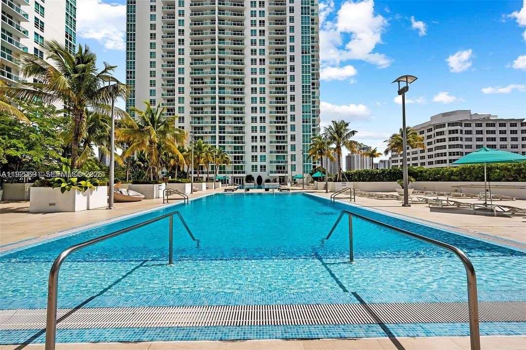 出租: $3,300 (1 贝兹, 1 浴室, 774 平方英尺)