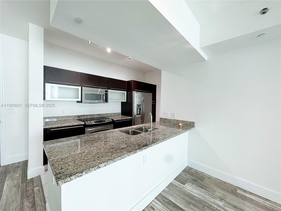 出租: $3,300 (1 贝兹, 1 浴室, 774 平方英尺)