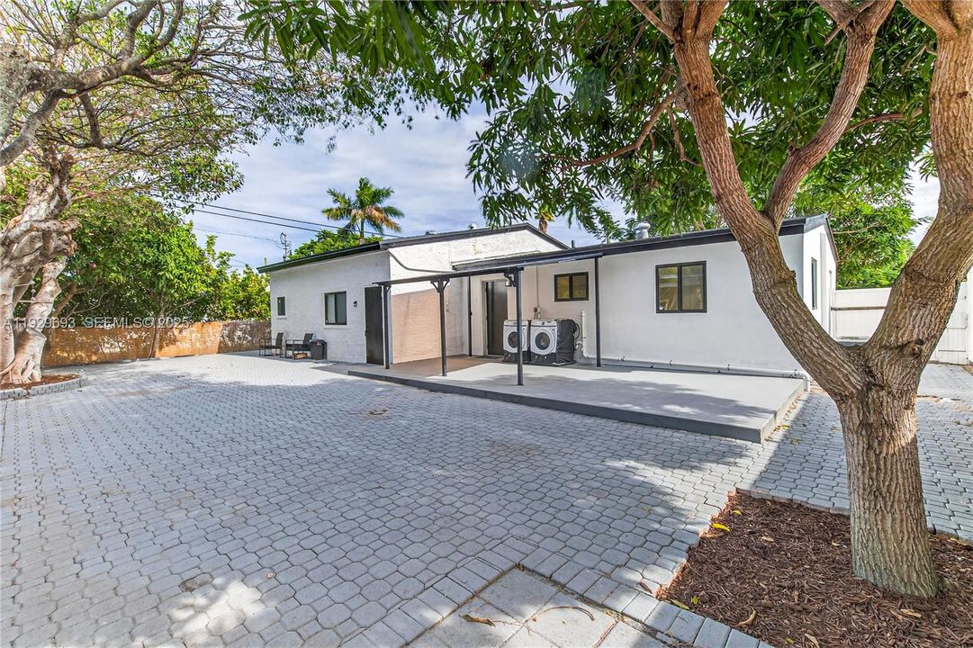 For Rent: $2,950 (2 beds, 1 baths, 1408 Square Feet)