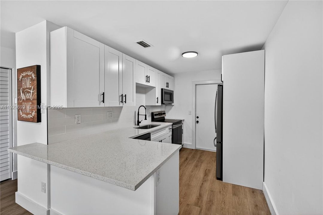 For Rent: $2,950 (2 beds, 1 baths, 1408 Square Feet)