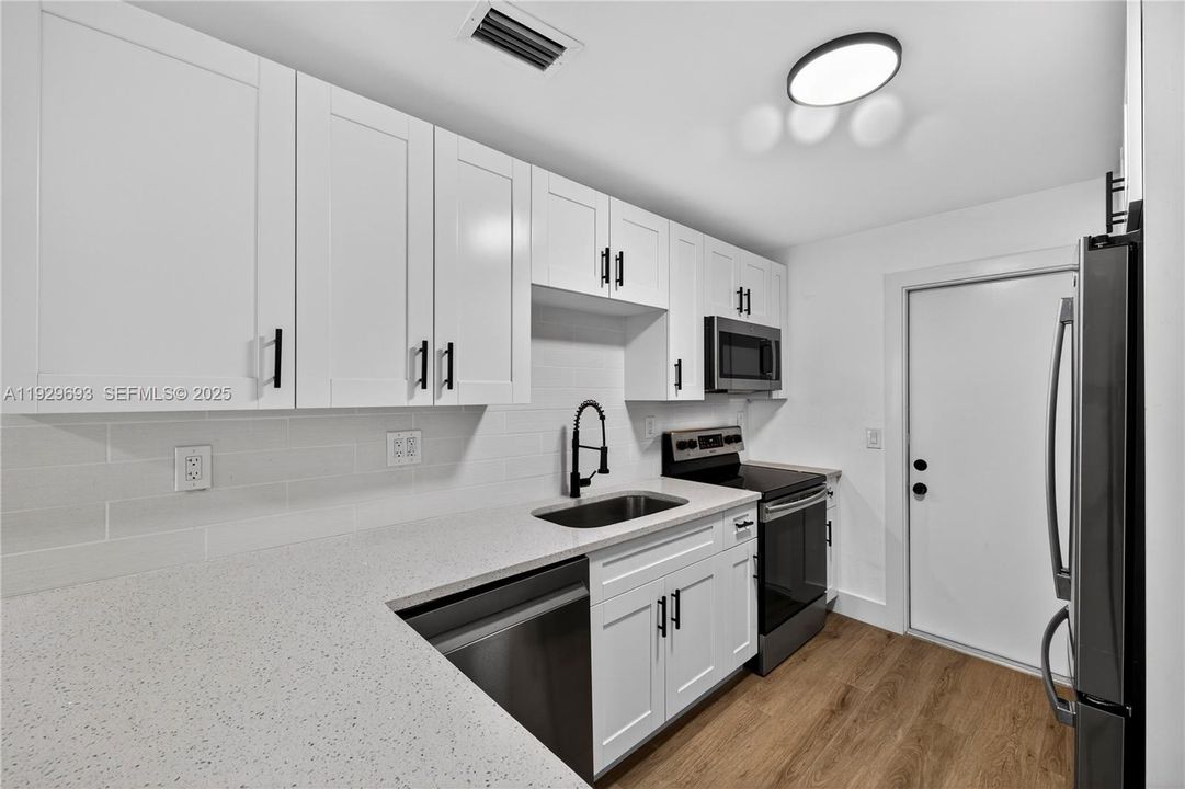 For Rent: $2,950 (2 beds, 1 baths, 1408 Square Feet)