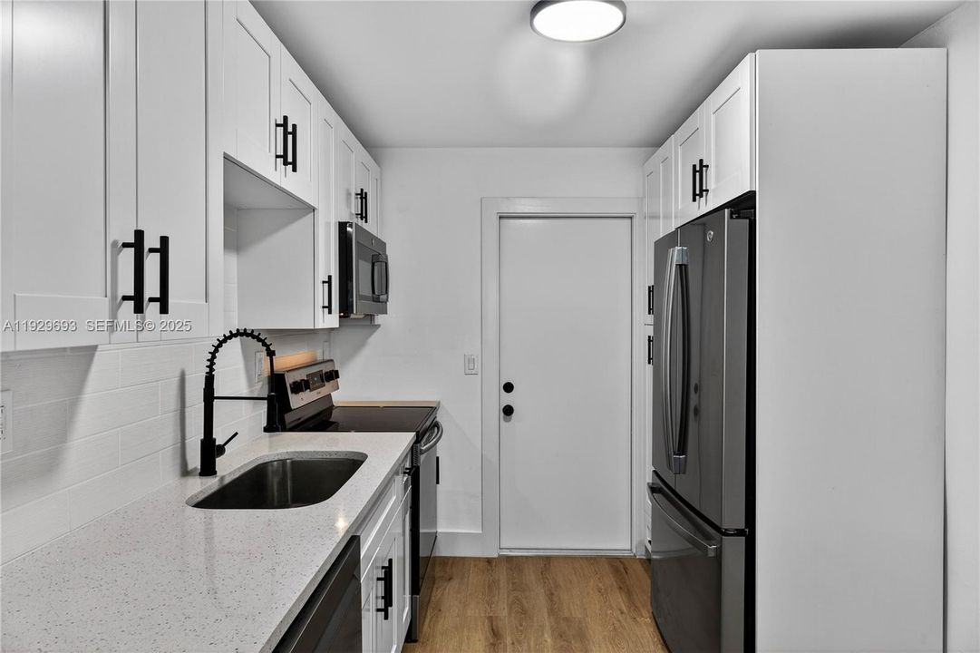 For Rent: $2,950 (2 beds, 1 baths, 1408 Square Feet)