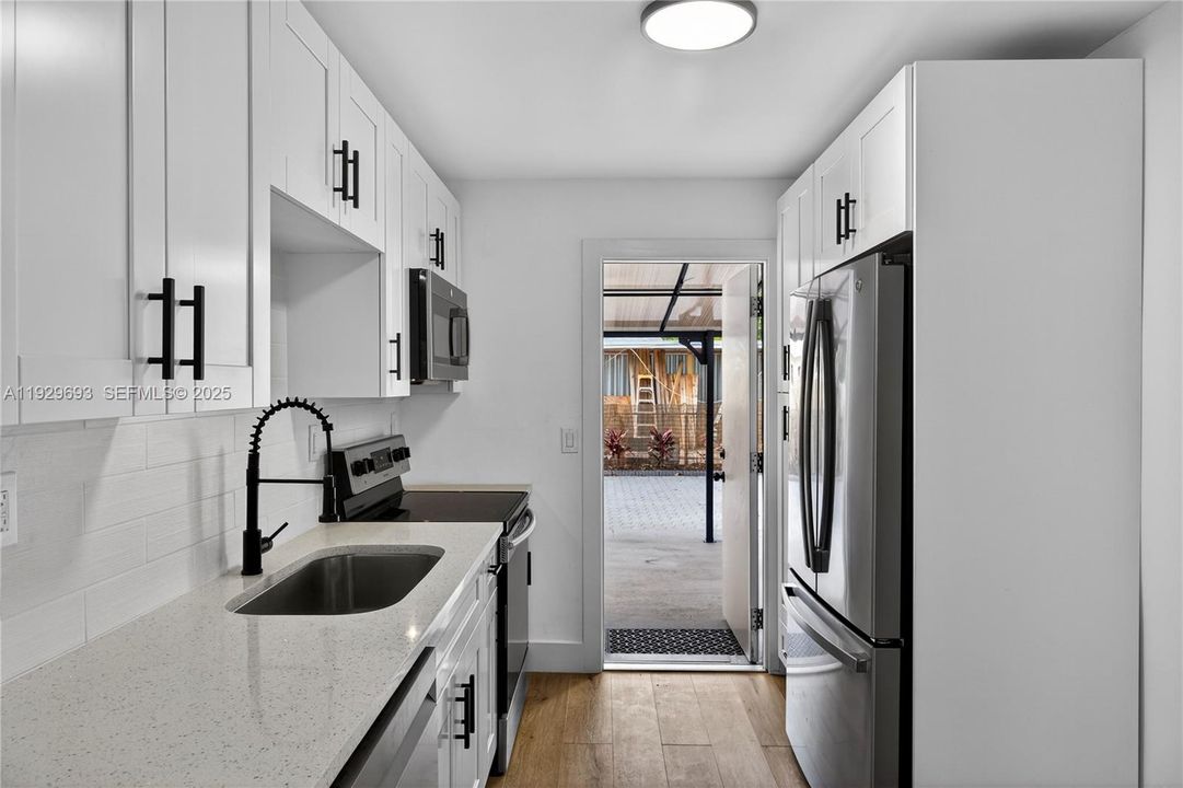 For Rent: $2,950 (2 beds, 1 baths, 1408 Square Feet)