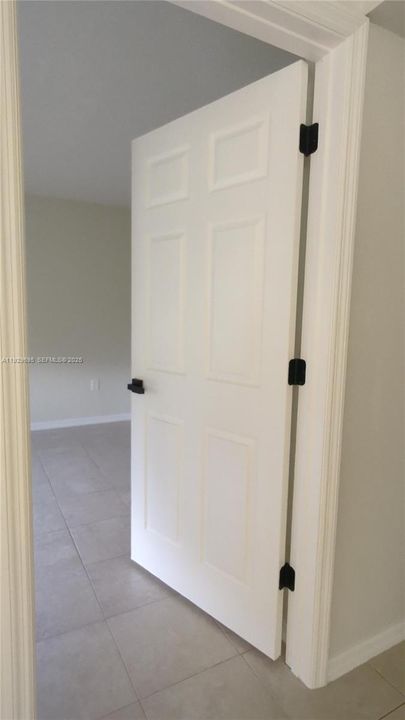 For Sale: $180,000 (1 beds, 1 baths, 760 Square Feet)