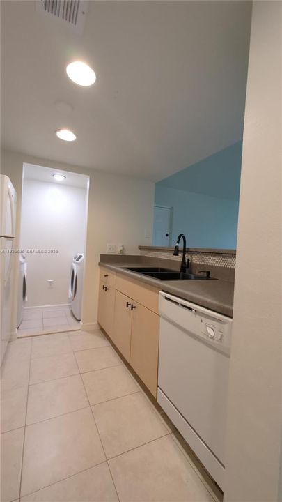 For Sale: $180,000 (1 beds, 1 baths, 760 Square Feet)