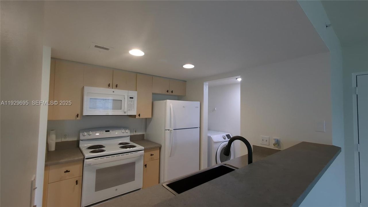 For Sale: $180,000 (1 beds, 1 baths, 760 Square Feet)