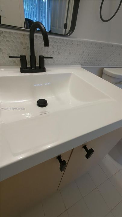 For Sale: $180,000 (1 beds, 1 baths, 760 Square Feet)