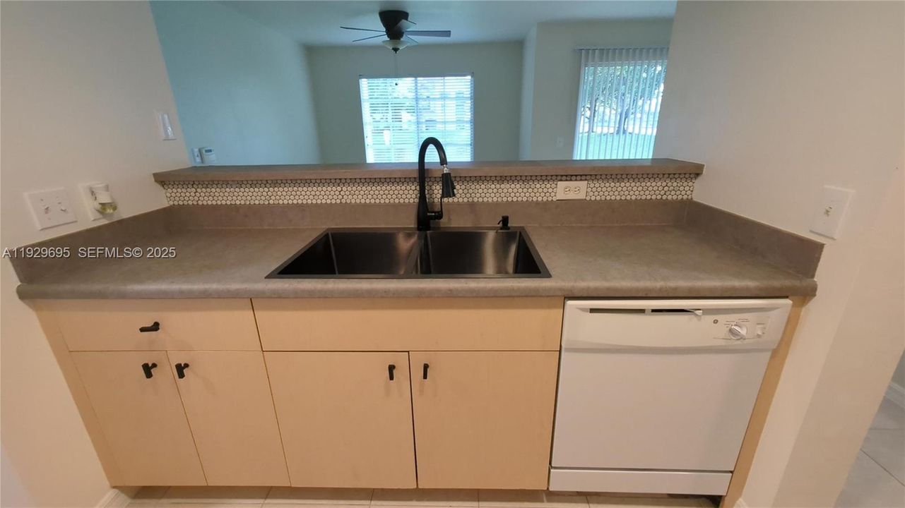 For Sale: $180,000 (1 beds, 1 baths, 760 Square Feet)