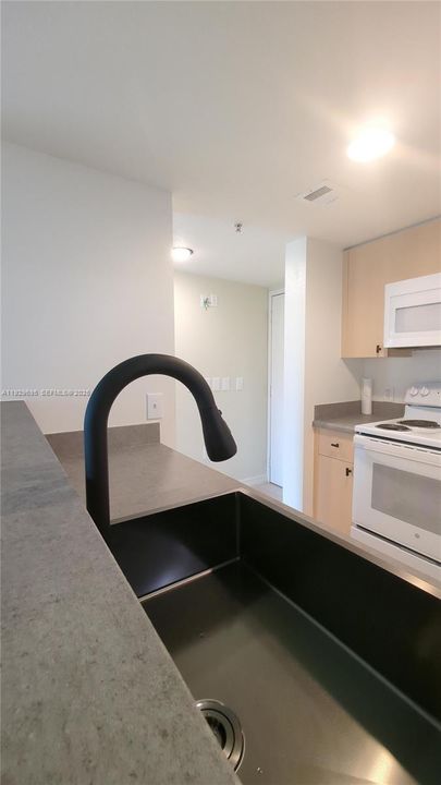 For Sale: $180,000 (1 beds, 1 baths, 760 Square Feet)