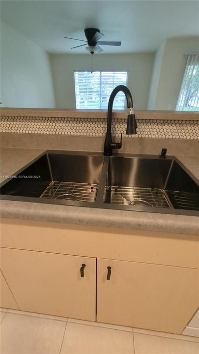 For Sale: $180,000 (1 beds, 1 baths, 760 Square Feet)