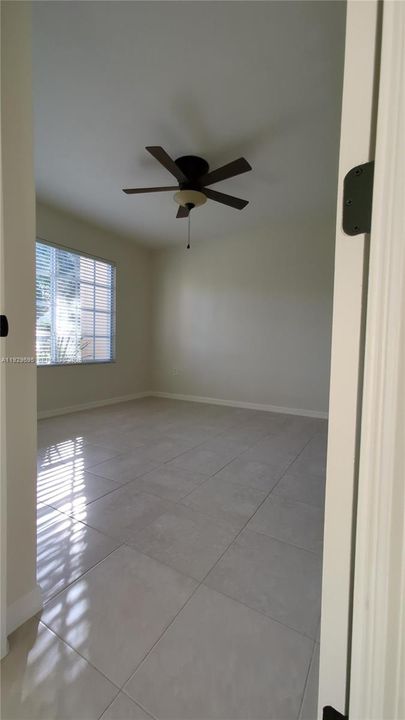 For Sale: $180,000 (1 beds, 1 baths, 760 Square Feet)