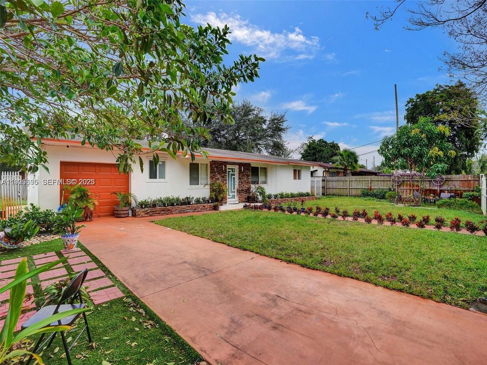 For Rent: $1,200 (3 beds, 2 baths, 1643 Square Feet)