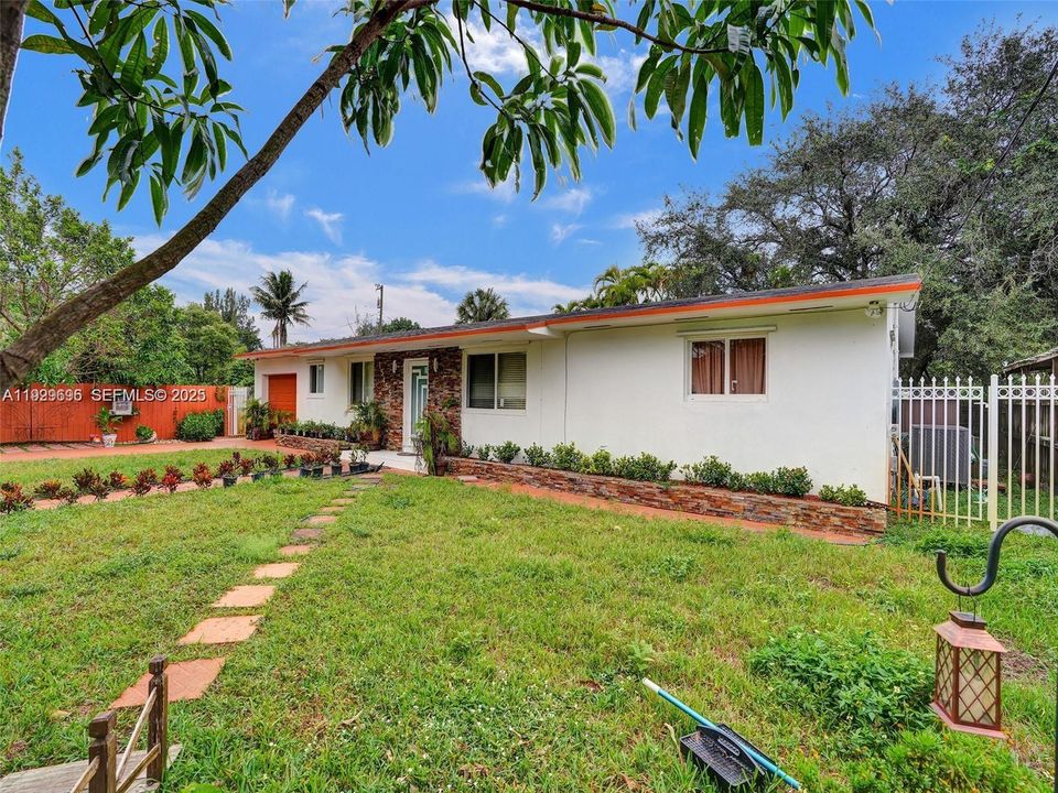 For Rent: $1,200 (3 beds, 2 baths, 1643 Square Feet)