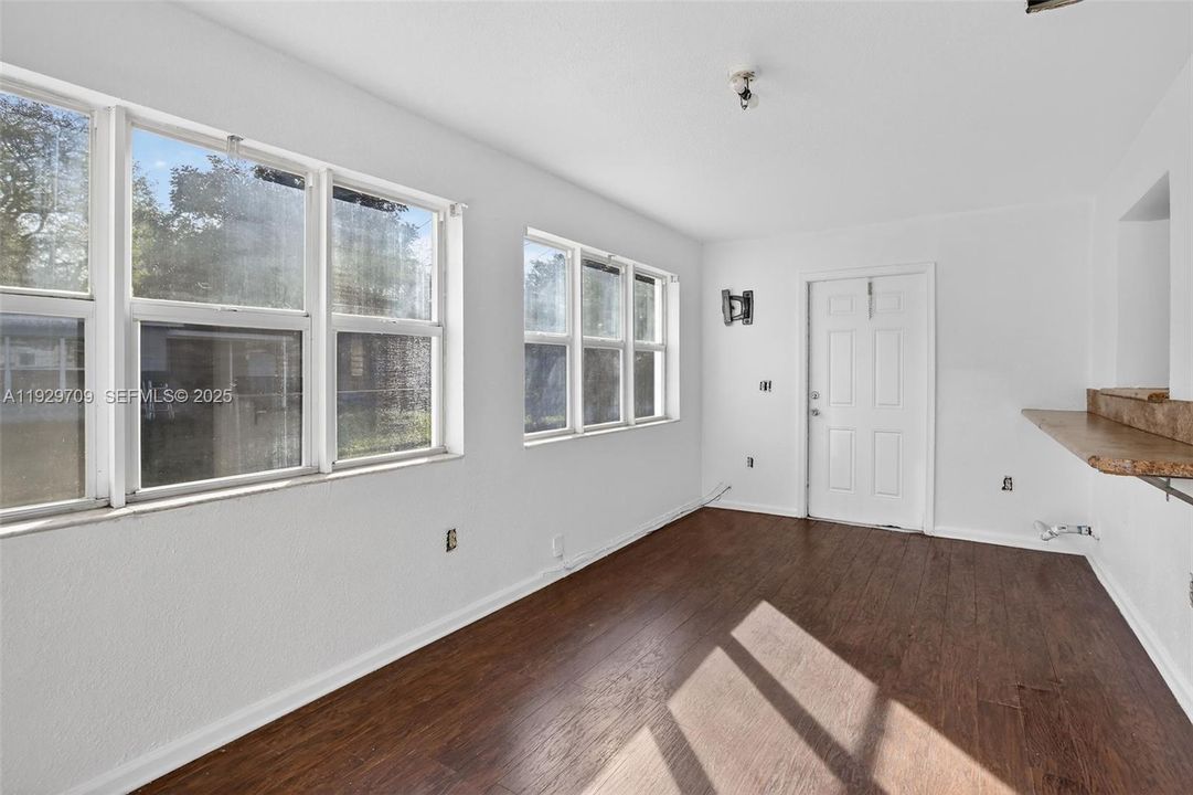 For Sale: $445,000 (3 beds, 2 baths, 1233 Square Feet)