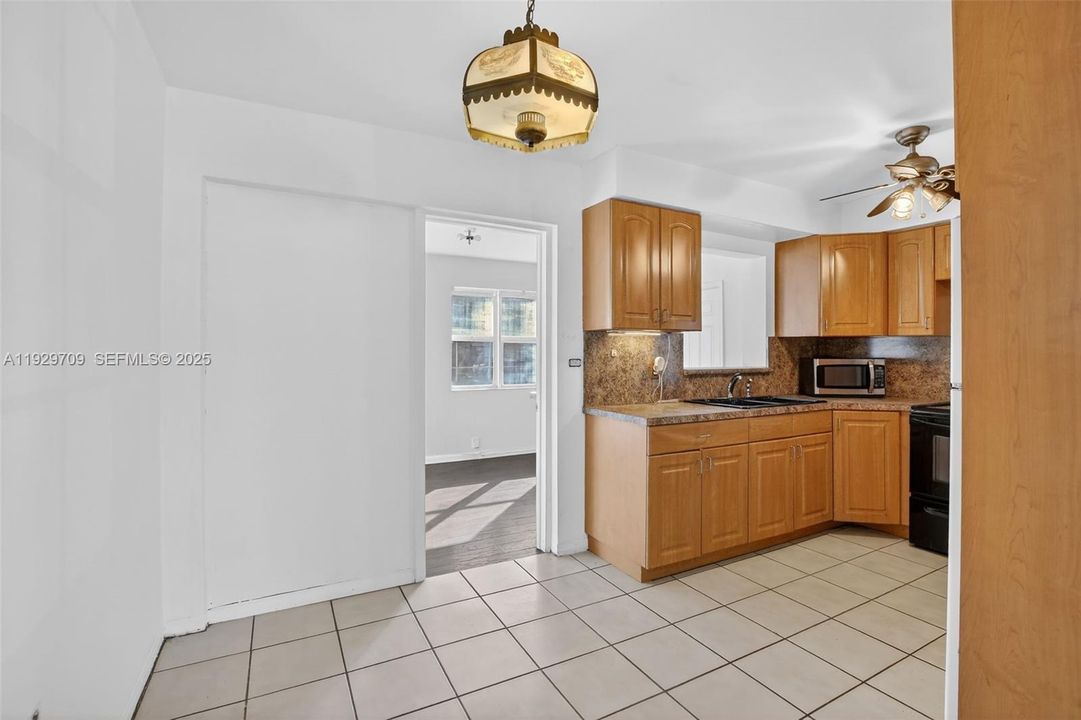 For Sale: $445,000 (3 beds, 2 baths, 1233 Square Feet)