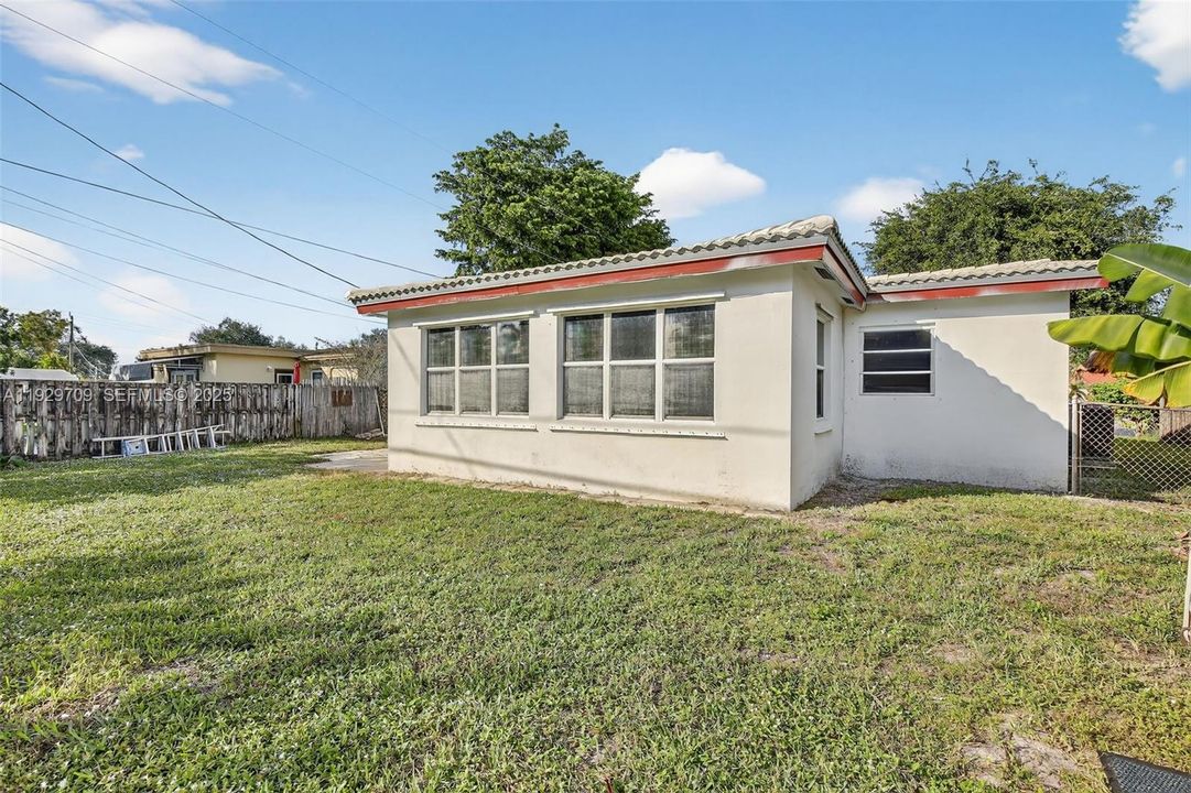 For Sale: $445,000 (3 beds, 2 baths, 1233 Square Feet)