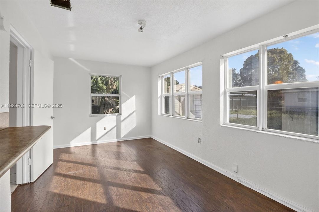 For Sale: $445,000 (3 beds, 2 baths, 1233 Square Feet)