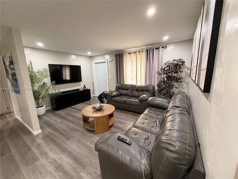 На продажу: $570,000 (3 спален, 2 ванн, 1515 Квадратных фут)