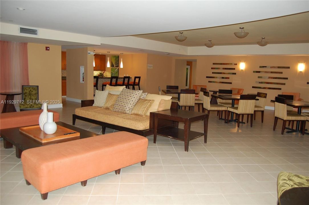 出租: $2,600 (1 贝兹, 1 浴室, 828 平方英尺)