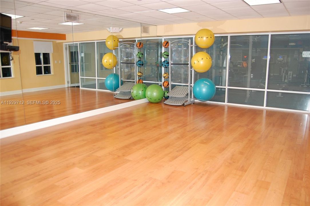 出租: $2,600 (1 贝兹, 1 浴室, 828 平方英尺)