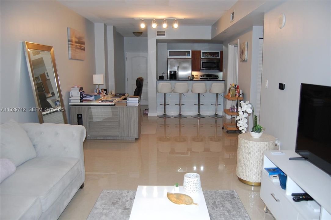 出租: $2,600 (1 贝兹, 1 浴室, 828 平方英尺)