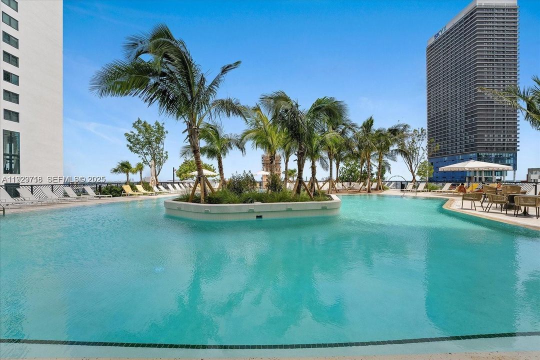 For Sale: $560,000 (1 beds, 1 baths, 584 Square Feet)