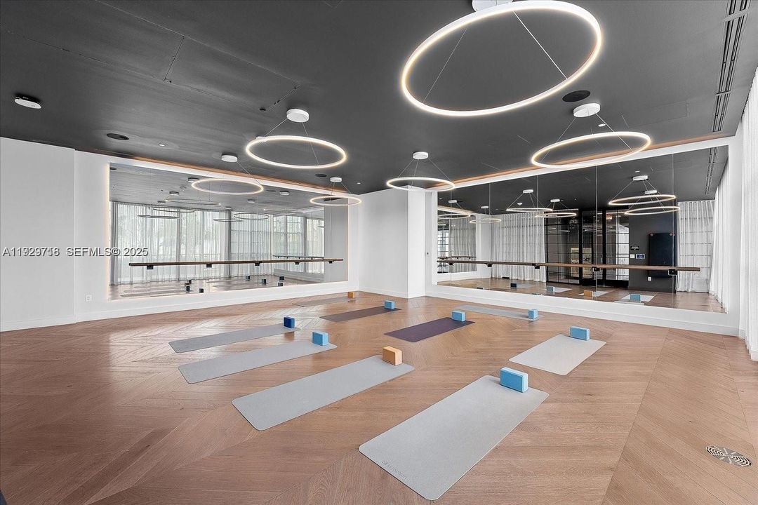 For Sale: $560,000 (1 beds, 1 baths, 584 Square Feet)