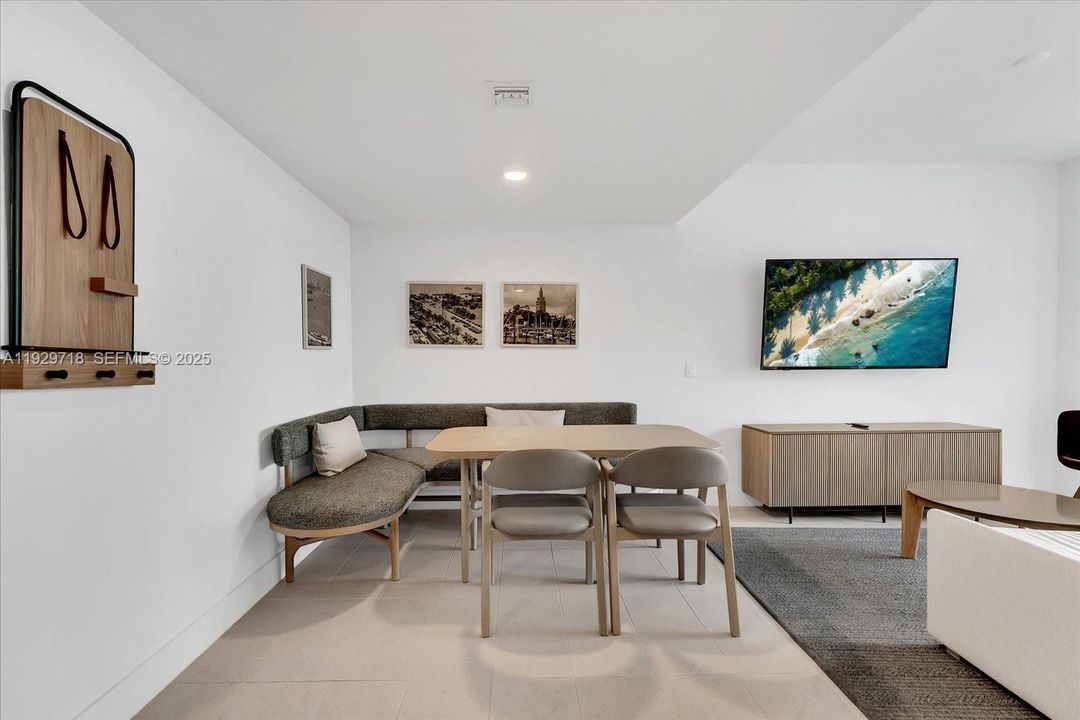 For Sale: $560,000 (1 beds, 1 baths, 584 Square Feet)