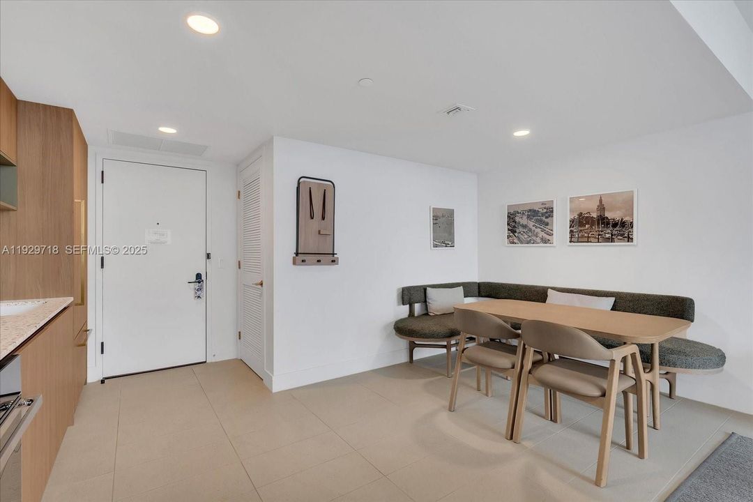 For Sale: $560,000 (1 beds, 1 baths, 584 Square Feet)