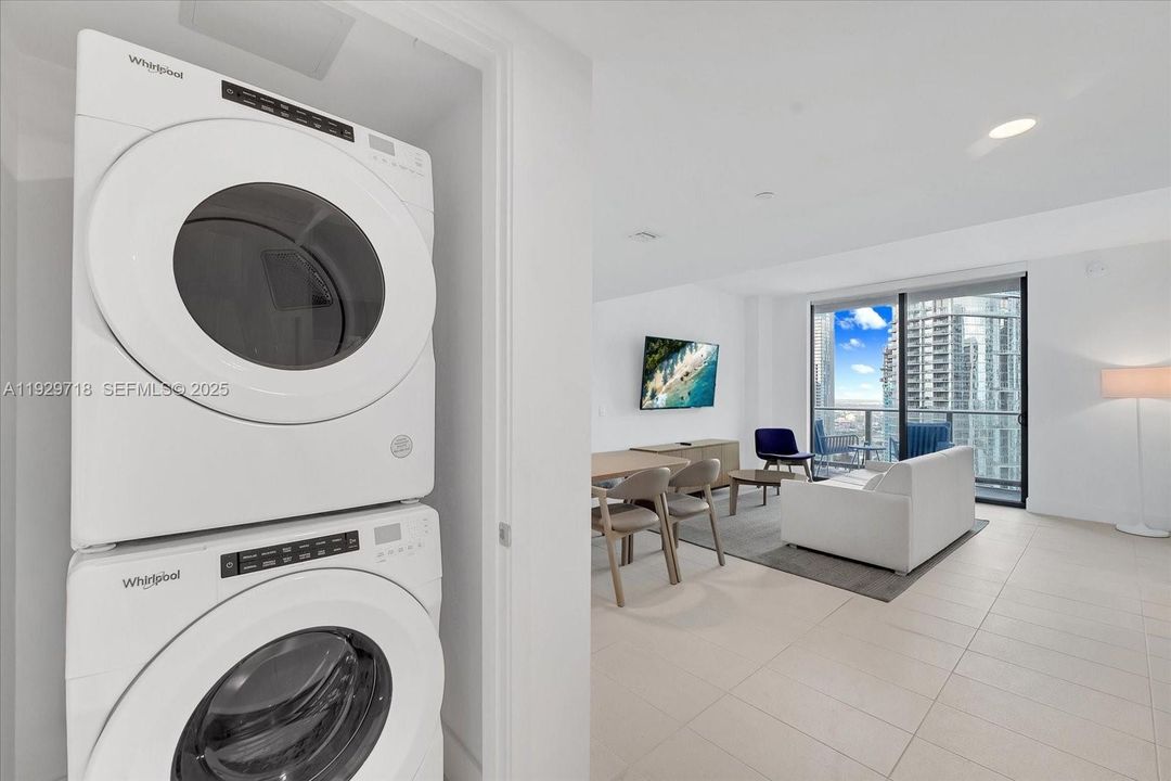 For Sale: $560,000 (1 beds, 1 baths, 584 Square Feet)