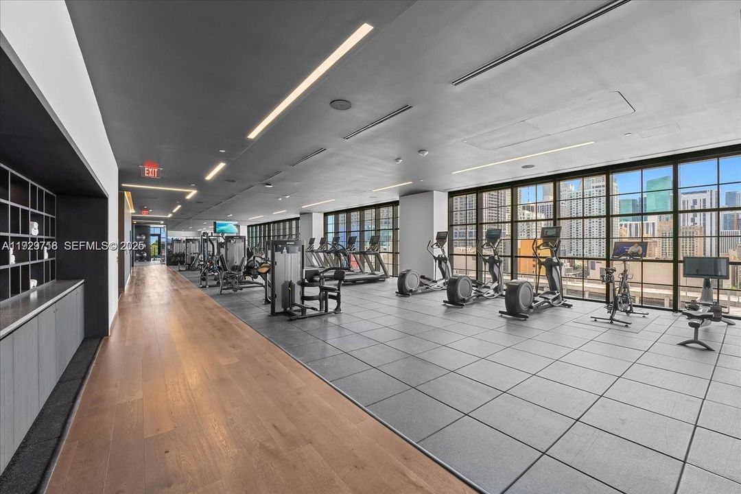 For Sale: $560,000 (1 beds, 1 baths, 584 Square Feet)