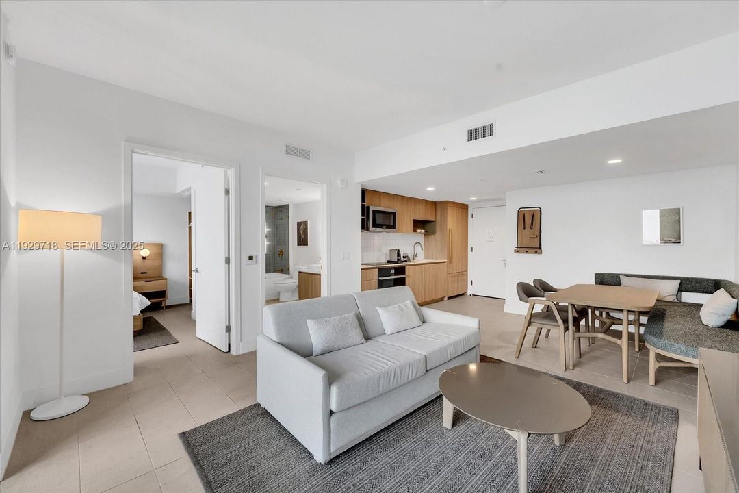 For Sale: $560,000 (1 beds, 1 baths, 584 Square Feet)
