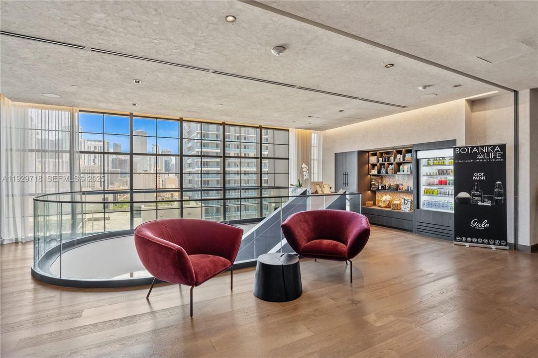 For Sale: $560,000 (1 beds, 1 baths, 584 Square Feet)